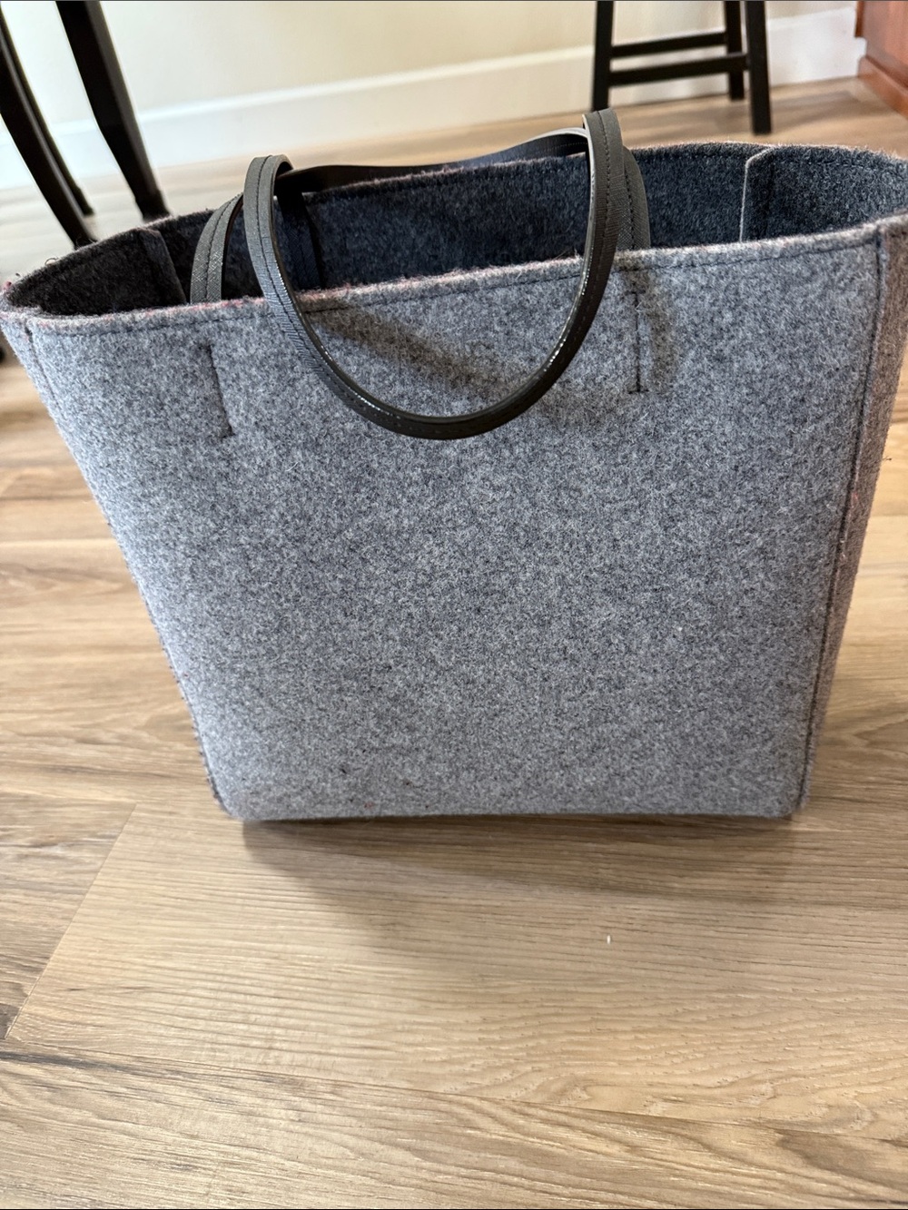 kate spade gray felt wink tote with red lips and black handles - Picture 2 of 4
